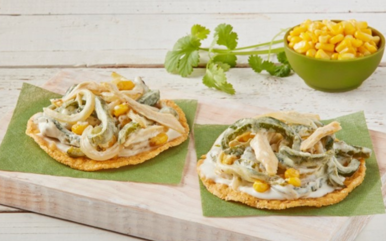 Tostadas de rajas con pollo